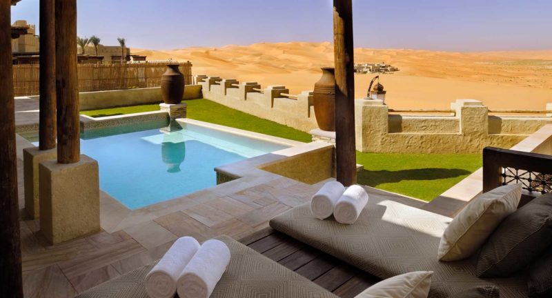villa con piscina en el desierto