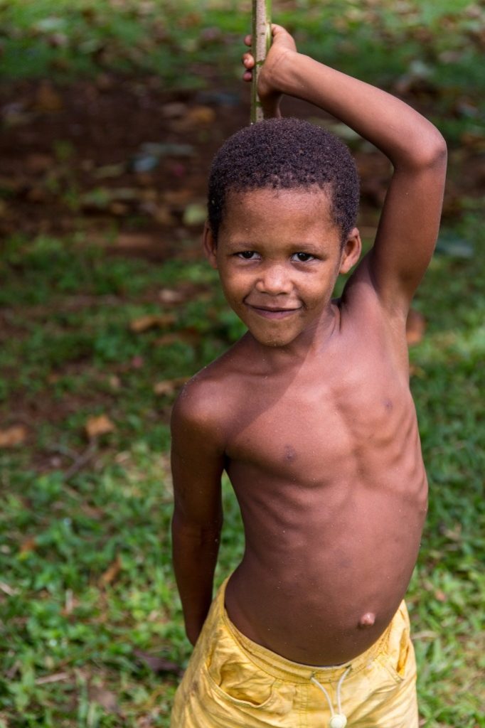 Niño de Sao Tome posando